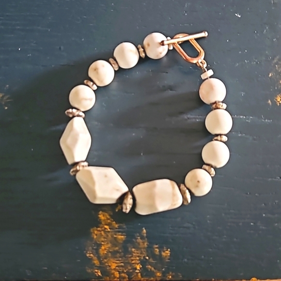 Beautiful white stone beaded bracelet statement piece Summer - Picture 2 of 8